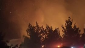 VIDEO Flăcări uriașe s-au înălțat spre cer la miezul nopții pe insula Thasos. Zeci de echipaje de pompieri au încercat să oprească focul